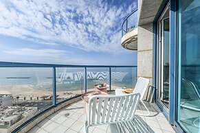 Awesome 2BR apt Balcony & pool access