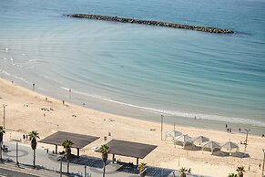 Awesome 2BR apt Balcony & pool access