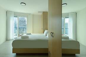 Awesome 2BR apt Balcony & pool access