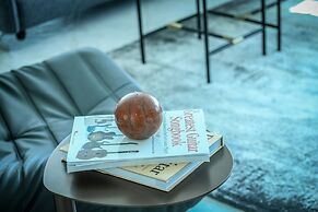 Awesome 2BR apt Balcony & pool access