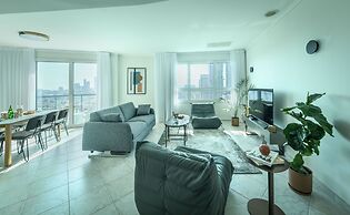 Awesome 2BR apt Balcony & pool access