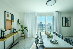 Awesome 2BR apt Balcony & pool access