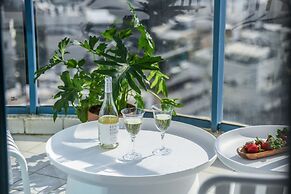 Awesome 2BR apt Balcony & pool access