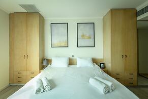 Awesome 2BR apt Balcony & pool access