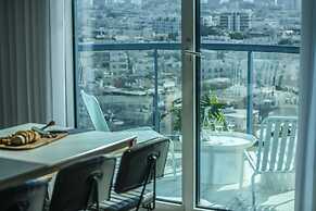 Awesome 2BR apt Balcony & pool access