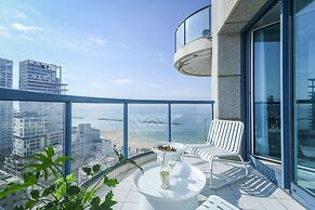 Awesome 2BR apt Balcony & pool access