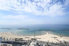 Awesome 2BR apt Balcony & pool access