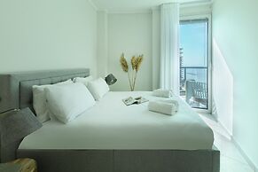 Awesome 2BR apt Balcony & pool access