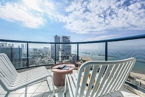 Awesome 2BR apt Balcony & pool access