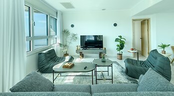 Awesome 2BR apt Balcony & pool access