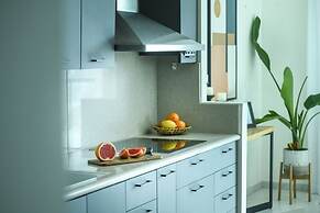 Awesome 2BR apt Balcony & pool access