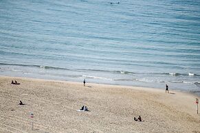 Awesome 2BR apt Balcony & pool access