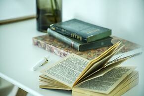 Awesome 2BR apt Balcony & pool access