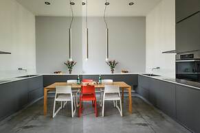 Modern & Bright 3BR apt with 2Balconies