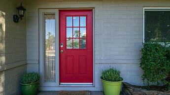 Charming Mid Town Guest House W/private Patio!