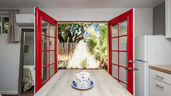 Charming Mid Town Guest House W/private Patio!