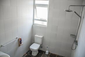 4 Bed Flat - Sleeps 8 - Pets - Pool - Parking