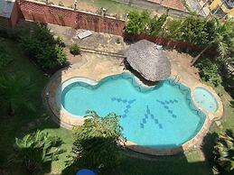4 Bed Flat - Sleeps 8 - Pets - Pool - Parking