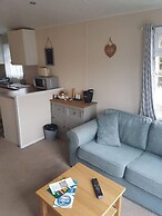 Lovely 2-bed Chalet at Robinhood Retreat Free Park