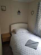 Lovely 2-bed Chalet at Robinhood Retreat Free Park