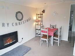 Lovely 2-bed Chalet at Robinhood Retreat Free Park