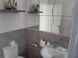 Accra Cozy Retreat With 2 Bedrooms