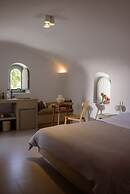 Oia Treasures Art Suites