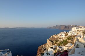 Oia Treasures Art Suites