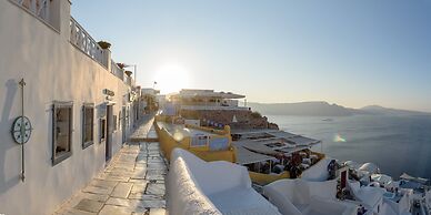 Oia Treasures Art Suites