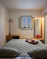 Oia Treasures Art Suites