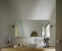 Oia Treasures Art Suites