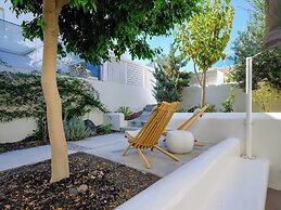 Oia Treasures Art Suites