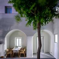 Oia Treasures Art Suites