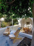 Oia Treasures Art Suites