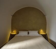 Oia Treasures Art Suites