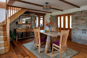 The Old Coach House - Converted Barn With Private Garden Parking and F