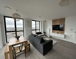 Beautiful 2 Bed Penthouse With Balcony Views Ldn