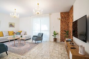 Supreme 4BR Villa With Garden & Sea View