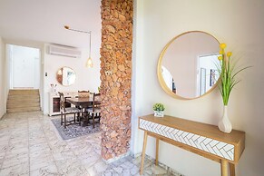 Supreme 4BR Villa With Garden & Sea View