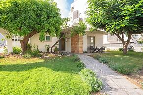 Supreme 4BR Villa With Garden & Sea View