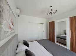 Holiday Home Mary with Pool