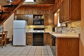 Hemlock Ridge 2b: Charming Two Floor Condo In The Heart Of Killington.