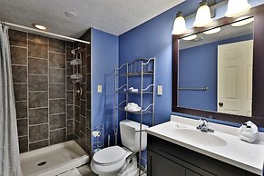 The Killington Bigelow Chalet: Large Ski Home. 8 Br/4.5 Ba/16 People. 