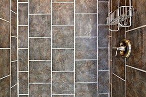 The Killington Bigelow Chalet: Large Ski Home. 8 Br/4.5 Ba/16 People. 