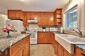 The Killington Bigelow Chalet: Large Ski Home. 8 Br/4.5 Ba/16 People. 