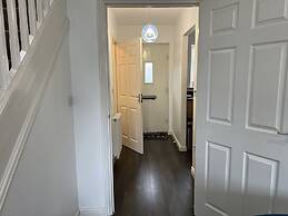 Charming 2-bed Terraced Home in Dartford