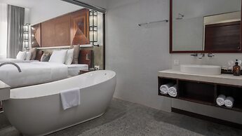 Shintana Saya La Maison