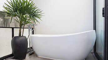 Shintana Saya La Maison