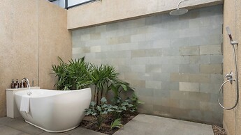 Shintana Saya La Maison