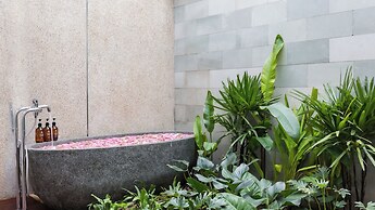 Shintana Saya La Maison